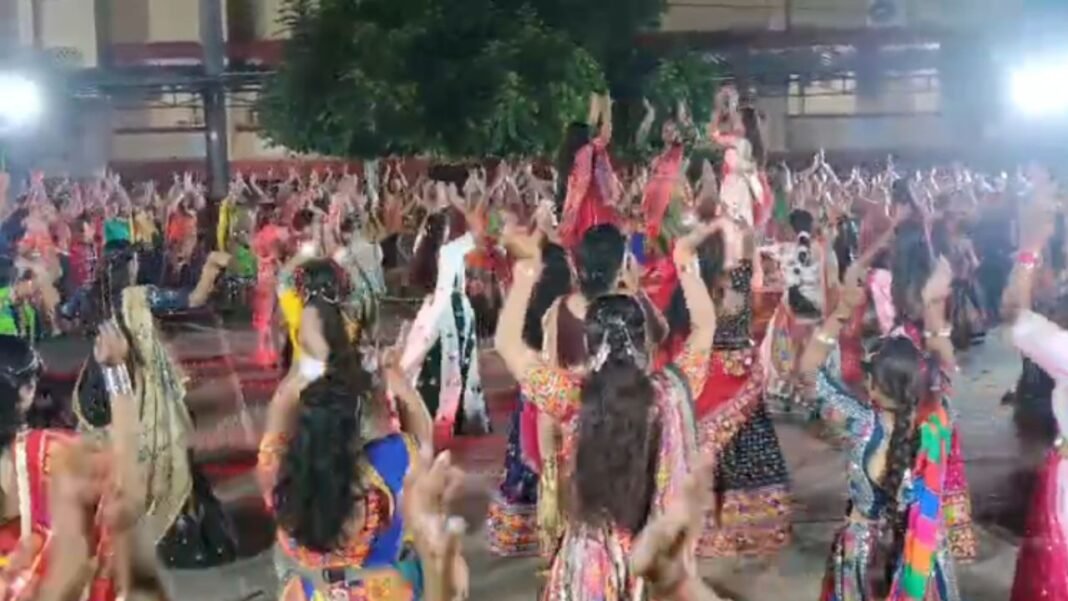MP News : जबलपुर में गरबा का क्रेज, कॉलेज प्राचार्य ने सुरक्षा और अनुशासन पर दिया जोर