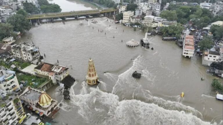 Heavy Rain : महाराष्ट्र में बाढ़ प्रभावित किसानों के लिए फडणवीस ने पीएम मोदी से की आर्थिक मदद की अपील