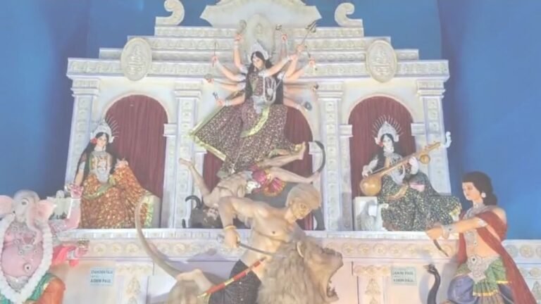 Asura avatar : दुर्गा पंडाल में डोनाल्ड ट्रंप का  ‘असुर’ अवतार, बहरामपुर दुर्गा पंडाल में किया गया प्रदर्शित – देखे तस्वीर