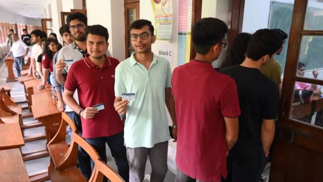DUSU Elections : दिल्ली विश्वविद्यालय छात्र संघ चुनाव : आज 2 शिफ्ट में होगी वोटिंग, कल आएगा नतीजा