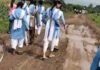 Baragee Nagar : बारिश में गड्ढों और कीचड़ से छात्राओं को परेशानी, ग्राम पंचायत ने मुरम से किया खानापूर्ति