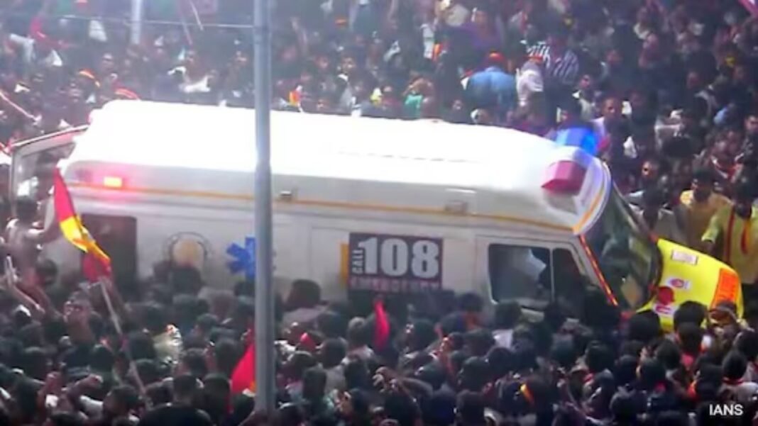 Karur stampede : करूर रैली भगदड़ में रेस्क्यू में लगी एम्बुलेंस पर TVK कार्यकर्ताओं का हमला, कंपनी मालिक का आरोप