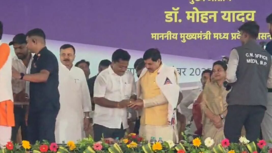 Katni News : मुख्यमंत्री ने बड़वारा विधानसभा को दी 233 करोड़ की सौगात, खुश होकर विधायक ने पहनाई अंगूठी, सोशल मीडिया पर वायरल…