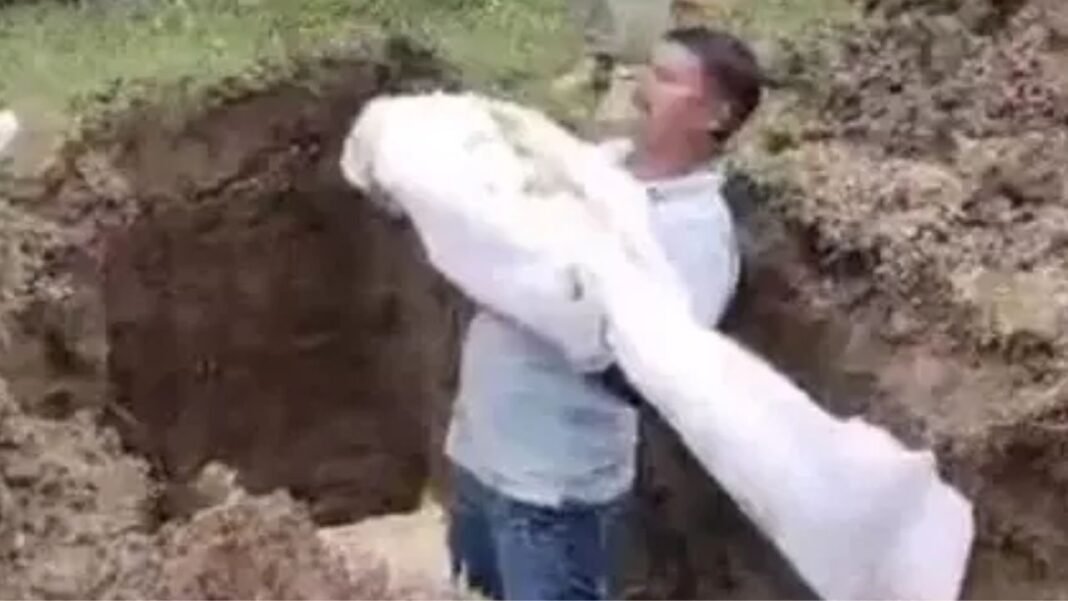 CG News : सड़क हादसे में मृतक का सम्मानपूर्वक अंतिम संस्कार, पुलिसकर्मियों ने दिखाई मानवता