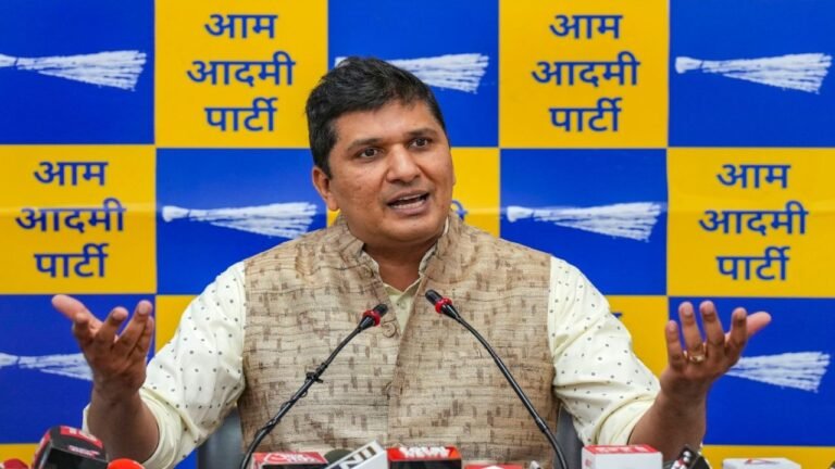 “IND-PAK” : सौरभ भारद्वाज का बीसीसीआई पर हमला : ‘IND-PAK मैच से कमाई 650 करोड़, शहीदों की विधवाओं को दी जाए’