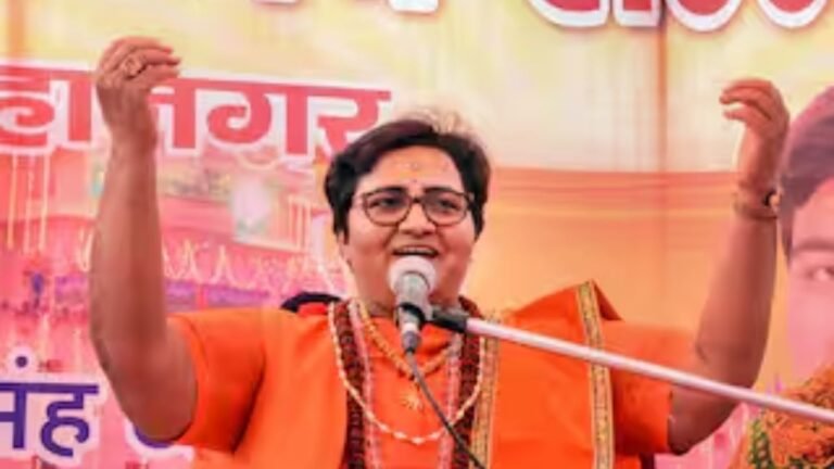 Sadhvi Pragya Thakur : साध्वी प्रज्ञा ठाकुर ने VHP कार्यक्रम में दिया विवादित बयान, हथियार रखने और हिंसा का आह्वान