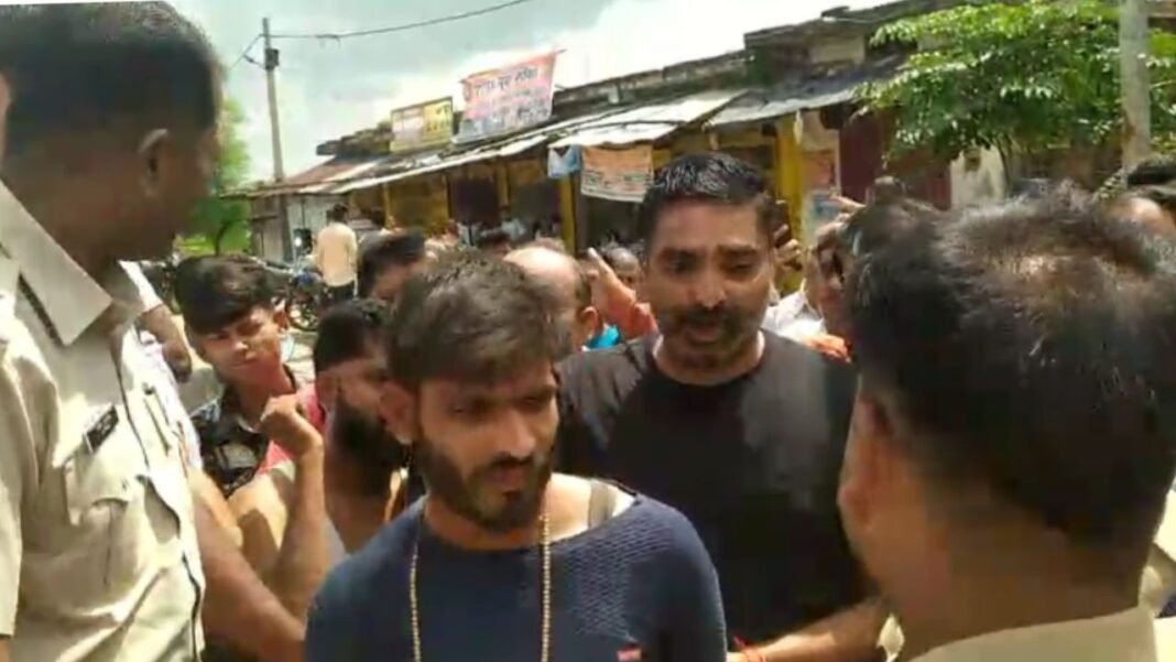 MP News : ऑटो में महिला पर हमला, बदमाश की जमकर धुनाई, वीडियो सोशल मीडिया पर वायरल