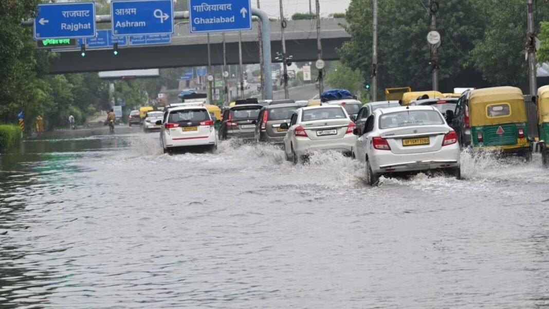 Delhi-NCR : दिल्ली-एनसीआर में अचानक मूसलाधार बारिश, ट्रैफिक और उड़ानों पर असर