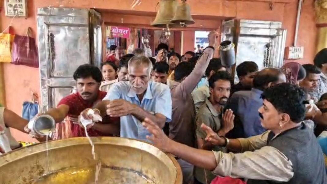 Ujjain : श्राद्धपक्ष की चतुर्दशी पर सिद्धवट व गयाकोटा तीर्थ पर श्रद्धालुओं का उमड़ता सैलाब