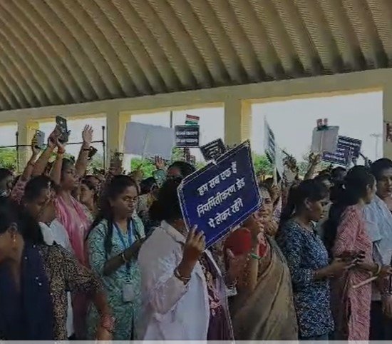 CG NEWS: रायपुर में NHM कर्मचारियों का जेल भरो आंदोलन, तूता में जुटे 16 हजार कर्मचारी, अब तक 600 से ज्यादा बर्खास्त, क्या बोले स्वास्थ्य मंत्री