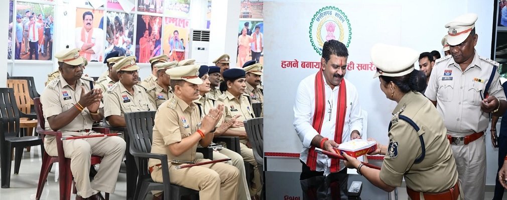 CG NEWS: चंद्रखुरी पुलिस अकादमी में प्रशिक्षु DSP ने गृह मंत्री से की मुलाकात, समय पर पदोन्नति और पद स्वीकृति पर जताया आभार