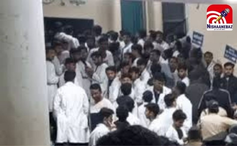 एमवाय हॉस्पिटल में हंगामा : डॉक्टरों ने जयस आंदोलन का जताया विरोध