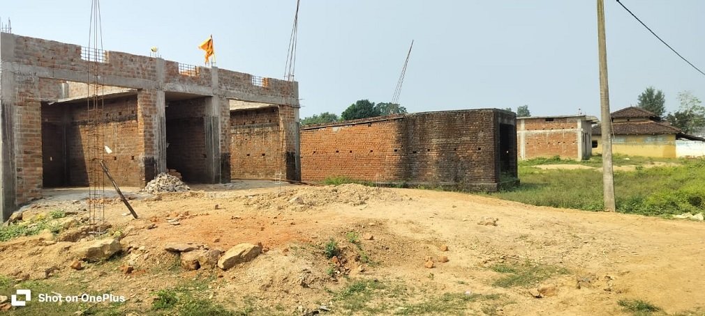 Balrampur News : ग्राम पंचायत बरती कला में जमीन के दलालों का दबदबा, अवैध अतिक्रमण बना प्रशासन के लिए सिरदर्द, नोटिस के बाद भी नहीं थम रहा निर्माण