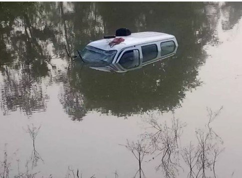 Pendra News : तालाब में गिरी एंबुलेंस: रायपुर से पेंड्रा शव छोड़ने गई थी, चालक ने ऐसे बचाई जान