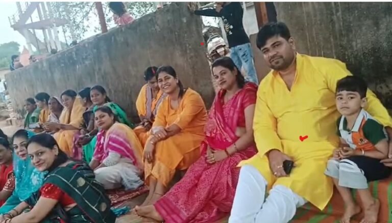 Kharora News : उगते सूरज को अर्घ्य के साथ खरोरा में छठ महापर्व का समापन