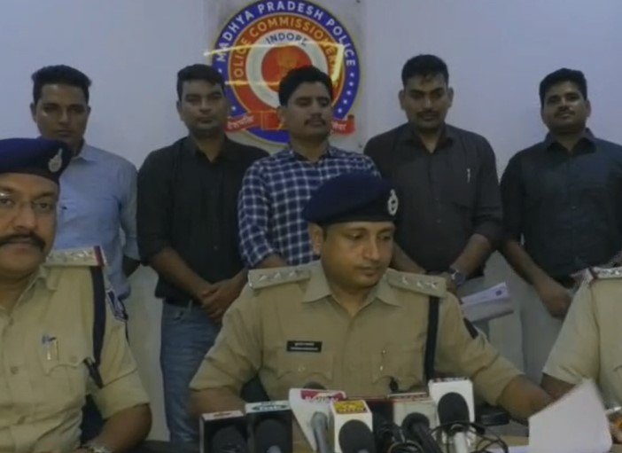 Indore Crime : अंतरराज्यीय शातिर चोर को पुलिस ने किया गिरफ्तार, राजस्थान व हरियाणा से बिना नंबर की i10 एनआईओएस कर से आते थे चोरी करने