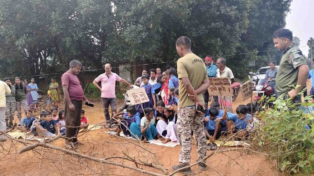 kanker News : खराब सड़क से नाराज ग्रामीणों और स्कूली बच्चों का प्रदर्शन, प्रशासन के आश्वासन पर खत्म हुआ विरोध