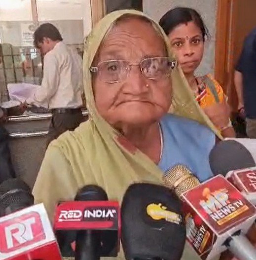 Indore News : जनसुनवाई में बुजुर्ग महिला की गुहार, कलेक्टर ने दिखाई संवेदनशीलता, रेड क्रॉस से दी आर्थिक सहायता