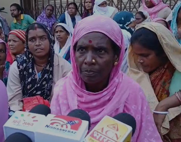 Jabalpur News : लंबित वेतन को लेकर सफाई कर्मियों ने किया अनोखा प्रदर्शन, सड़क पर कचरा फैलाकर दिया धरना