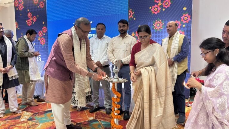 CG NEWS: ताना-बाना समारोह में कोसा बुनकरों का सम्मान, हिंडाल्को एमडी सतीश पाई बोले, “हम कोसा बुनाई की परंपरा को वैश्विक पहचान दिलाने के लिए प्रतिबद्ध हैं”
