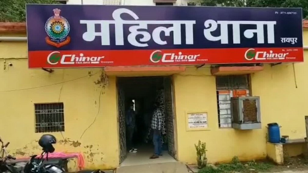 CG NEWS : महिला थाने के सामने बुजुर्ग ने कीटनाशक पीकर की आत्महत्या की कोशिश, हालत गंभीर, जानिए वजह