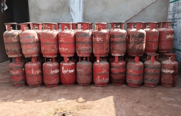 gas cylinder : गैस सिलेंडर की होम डिलीवरी हो सकती है बंद, इस तारीख से से हड़ताल की चेतावनी