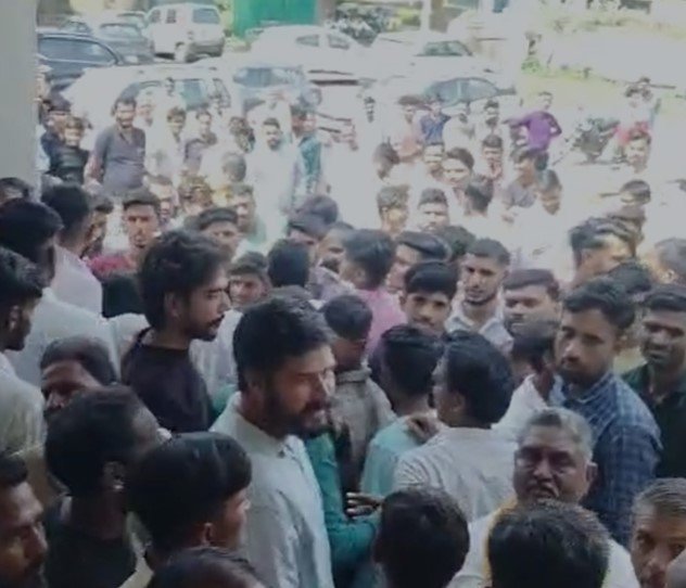 Sehore News : सीहोर में गौ-तस्करी मामले पर बवाल: आरोपी के खिलाफ बुलडोजर कार्रवाई और लाइसेंस रद्द करने की मांग, दोराहा-झरखेड़ा बाजार बंद