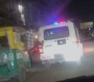 Gwalior News : अजब-गजब वीडियो वायरल — ऑटो चालक ने चलती पुलिस गाड़ी को पैर से लगाया धक्का, ट्रैफिक नियमों की उड़ी धज्जियां
