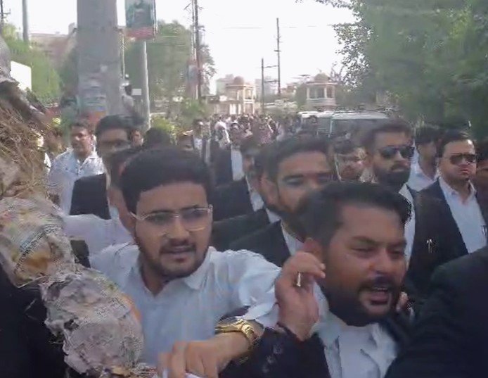 Gwalior News : वकीलों का भड़का आक्रोश, जिला न्यायालय के बाहर कलेक्टर और एसपी का फूंक दिया पुतला