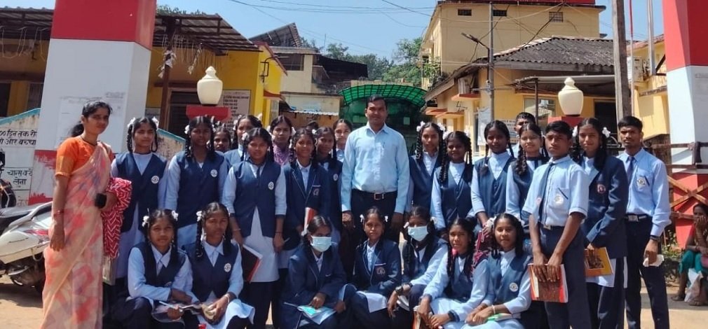 CG NEWS: फरसगांव में कक्षा 12वीं के हेल्थकेयर छात्रों का सामुदायिक स्वास्थ्य केंद्र में शैक्षणिक भ्रमण, अस्पताल संचालन की व्यावहारिक जानकारी प्राप्त