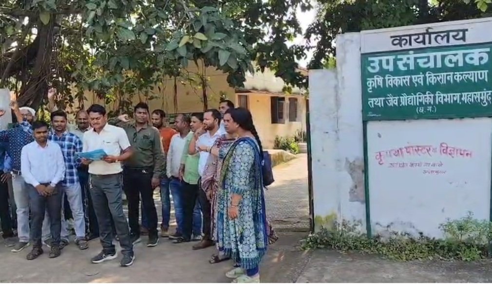 CG NEWS : कृषि विभाग विवाद: 13 साल से अटैच कर्मचारी के खिलाफ अधिकारियों की हड़ताल, अभद्र व्यवहार और मानसिक प्रताड़ना के आरोप