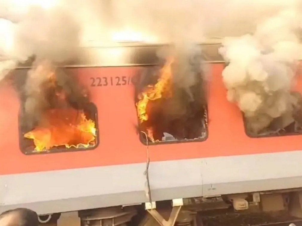 Massive fire in Garib Rath Express