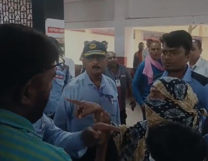 Rewa News : अस्पताल की ओपीडी में आभा एप से पंजीयन करने के बाद काउंटर से पर्ची लेने के दौरान सुरक्षा कर्मियों ने की युवक से मारपीट, महिला से की बदसलूकी, सोशल मीडिया में वायरल हुआ वीडियो