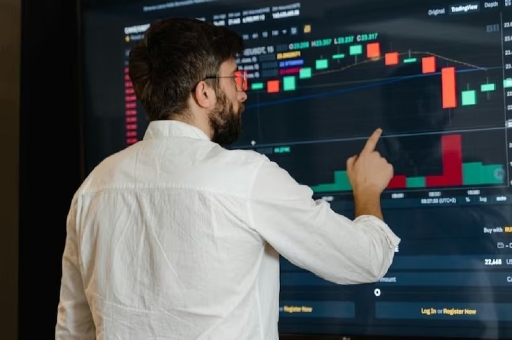 Tata Motors : दो हिस्सों में बंटी Tata Motors: डीमर्जर के बाद 40% गिरा शेयर भाव, जानिए क्या है पूरा मामला