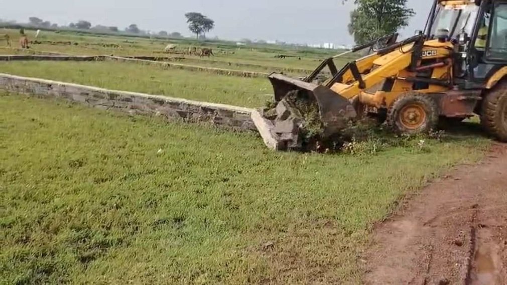 CG NEWS: अवैध प्लॉटिंग पर प्रशासन ने की बड़ी कार्रवाई, 10 एकड़ जमीन से हटाया कब्जा