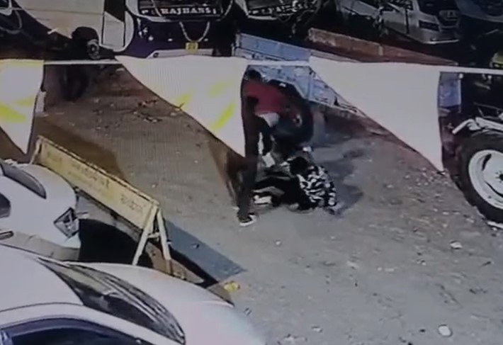 Indore Crime : चाकूबाजी का खौफनाक हमला, घायल युवक की अस्पताल में मौत, घटना CCTV में कैद, देखें वीडियो