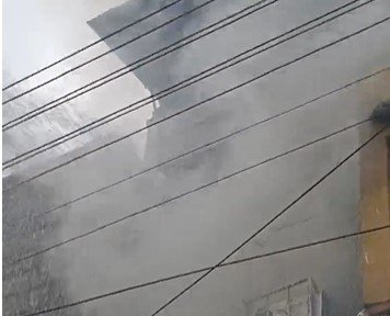 Jabalpur News : आधी रात तीन मंजिला दुकान में लगी आग, लाखों का माल खाक