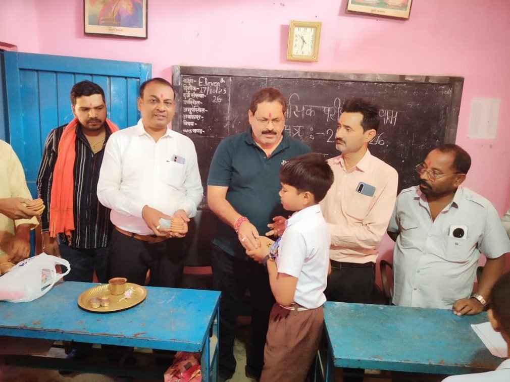 CG NEWS : घरघोड़ा के सरस्वती शिशु मंदिर में दीपोत्सव मनाया गया, स्थानीय कुम्हारों का सम्मान और दीप वितरण कर बढ़ाया आत्मनिर्भरता का संदेश