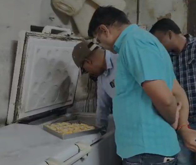 Burhanpur News : बुरहानपुर में मिलावटखोरों पर प्रशासन की बड़ी कार्रवाई, जलेबी सेंटर पर छापा, 15 किलो गंदे गुलाबजामुन नष्ट करने के आदेश, दुकानदार पर अवहेलना का आरोप