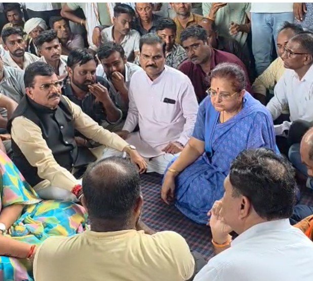 Burhanpur News : बुरहानपुर किसान आंदोलन भड़का, ट्रैक्टर रैली और कलेक्टर ऑफिस तोड़फोड़ के बाद धरना समाप्त