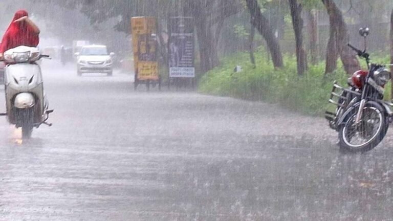 CG Weather Alert: मौसम विभाग का अलर्ट, छत्तीसगढ़ के 10 जिलों में तेज बारिश और बिजली गिरने की चेतावनी