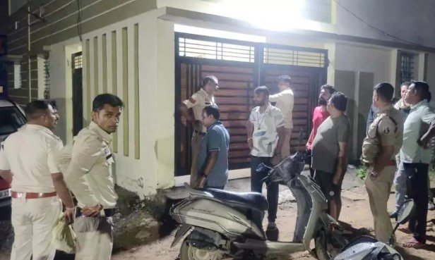 Janjgir-Champa News : पटवारियों के जुए की महफिल में पुलिस की दबिश: कार्यकारी अध्यक्ष सहित 8 गिरफ्तार, दो कार और दो स्कूटी जब्त