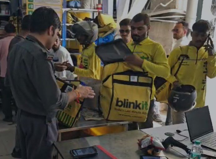 Rewa News : ब्लैंकिट स्टोर पर फूड एंड सेफ्टी विभाग का छापा, बिना मैन्युफैक्चरर डिटेल वाले खाद्य पदार्थों के लिए लिए गए सैंपल