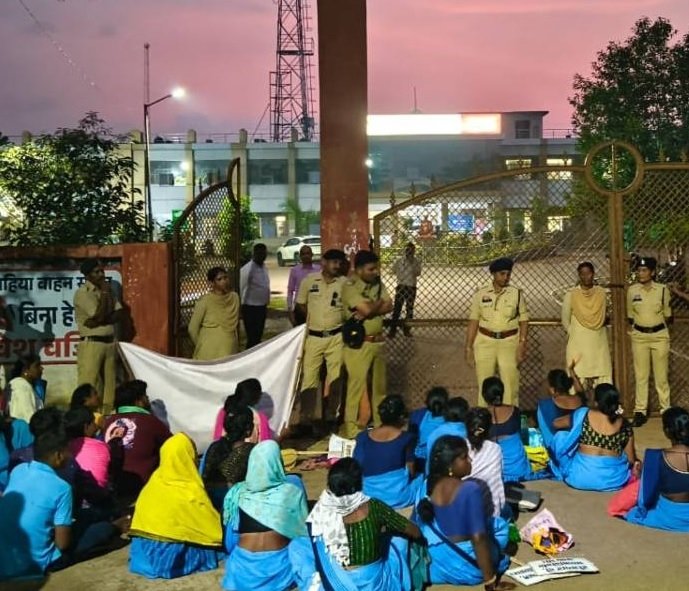Balod News: ग्रामीण औद्योगिक पार्क छह माह से बंद: 20 किमी पैदल चलकर कलेक्ट्रेट पहुंचीं महिलाएं, मिलेट्स चिक्की उत्पादन दोबारा शुरू करने की मांग