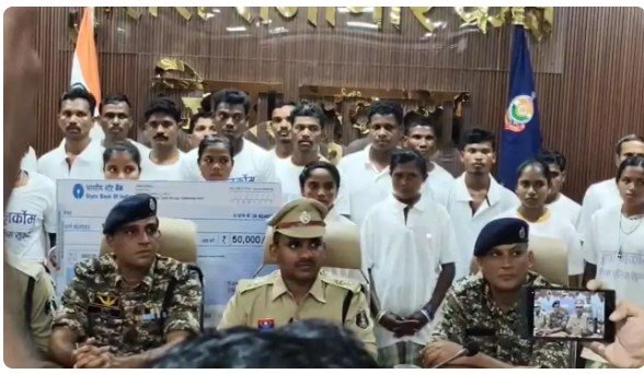 sukma News : सुकमा में 27 नक्सलियों ने हथियार डाले, 10 महिलाएं शामिल, 50 लाख का इनामी गिरोह सरेंडर