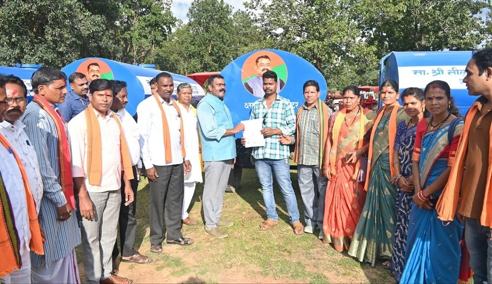 CG NEWS : रजत जयंती पर मांझीआठगांव में विधायक टेकाम ने किया पानी टैंकर वितरण, हर सामाजिक कार्यक्रम में होगा अब जल का संचार”