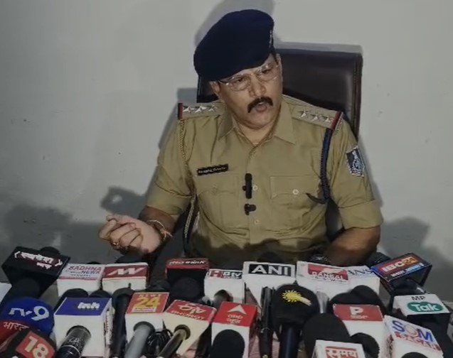 Indore News : पाकिस्तान के झंडे वाले गुब्बारे लगे बिस्किट पैकेट का मामला इंदौर पहुंचा, सिंघल बंधुओं से पूछताछ जारी, इंदौर पहुंची राजस्थान और रतलाम पुलिस