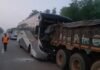 kanker News : बस-ट्रक की भीषण टक्कर, 14 यात्री घायल, अंधेरे में नहीं दिखा सड़क किनारे खड़ा पंचर ट्रक kanker News