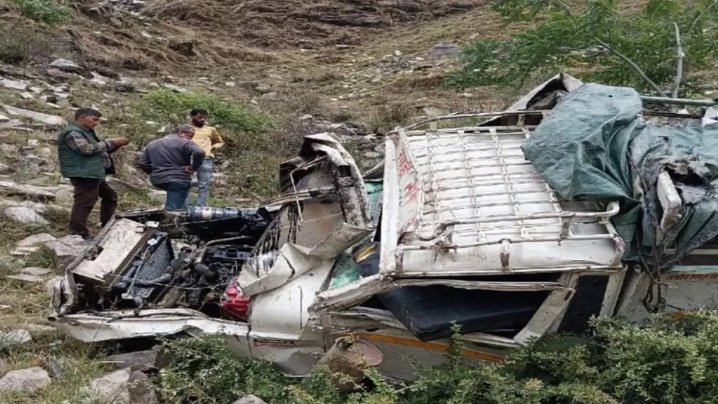 Accident News : श्रद्धालुओं से भरी पिकअप गहरी खाई में गिरने से 8 की मौत, कई घायल