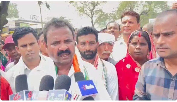 CG NEWS : भूमि अधिग्रहण के खिलाफ किसानों का पैदल मार्च, 13 गांवों के सैकड़ों किसान पहुंचे तहसील कार्यालय, कहा “बिना उचित मुआवजे एक इंच जमीन नहीं देंगे”